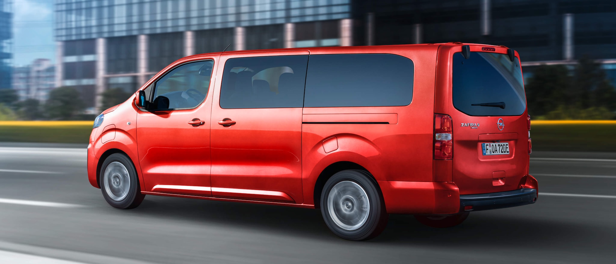 opel_zafira-e-life_exterior_driving_21x9_za-e21_e01_005